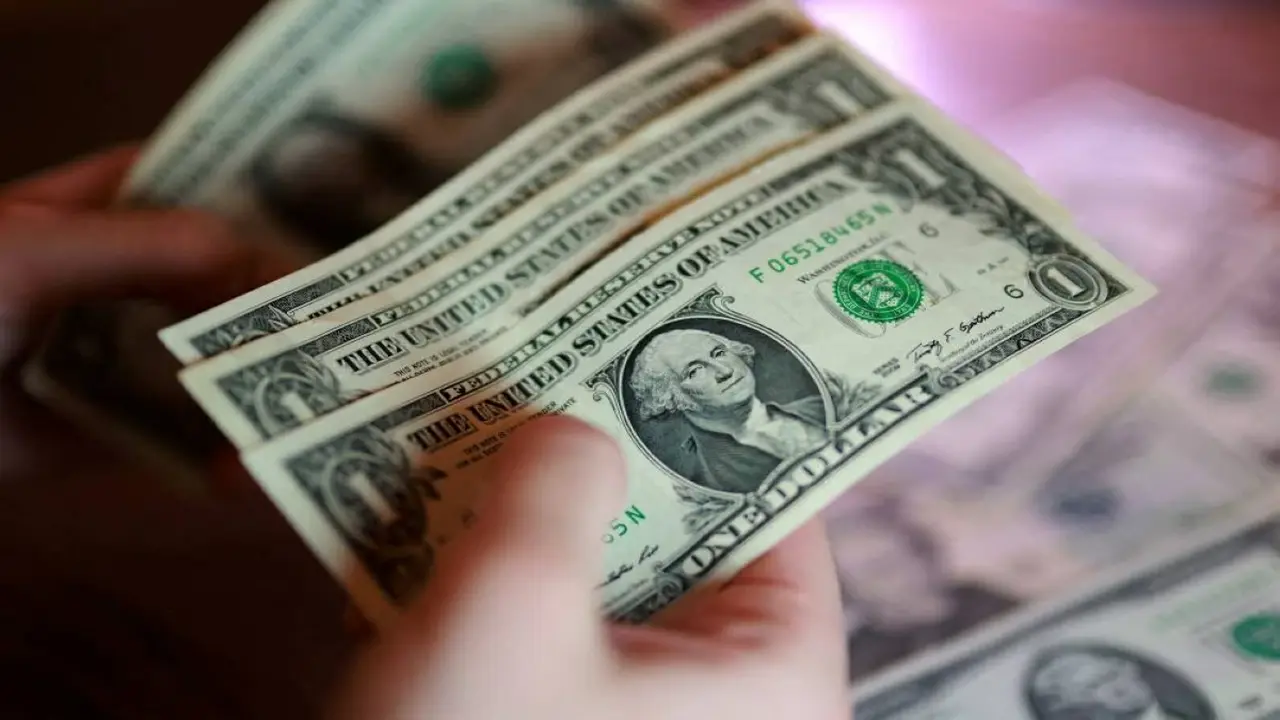 ارتفاع الدولار مع تصاعد الهجمات وإغلاق هرمز والين يتراجع دون 162